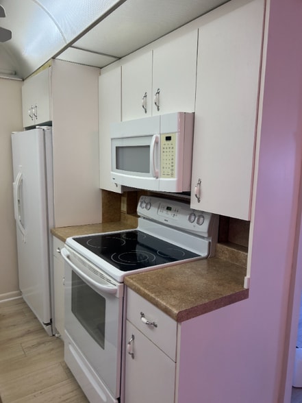 Building Photo - 4087 Cornwall E