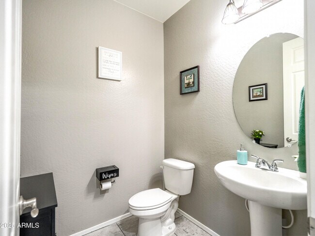 Building Photo - 761 W Desert Hollow Dr