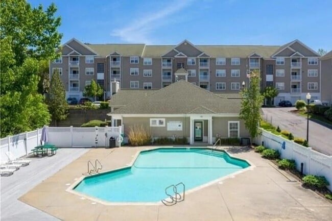 Building Photo - 106 E Mill St