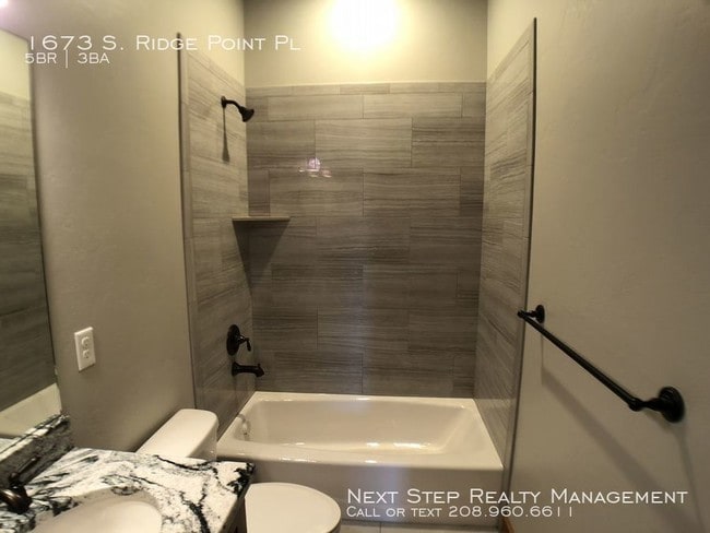 Building Photo - 5 bed 3 bath - Right Next to Table Rock