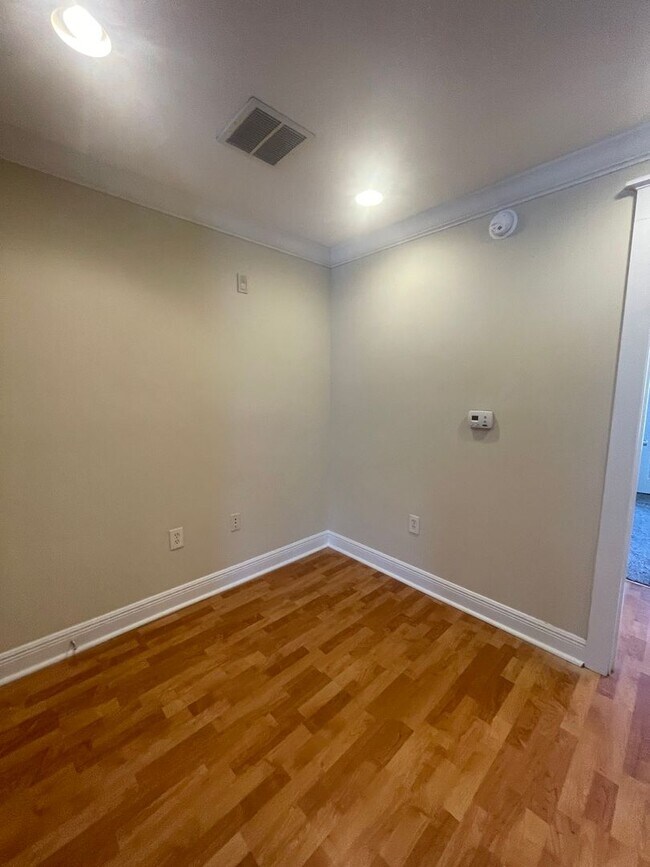 Building Photo - 17-1728 J&amp;S