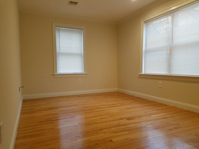 Building Photo - 9 Notre Dame St