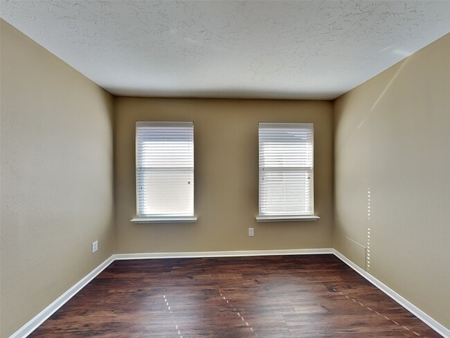 Building Photo - 913 Almond St