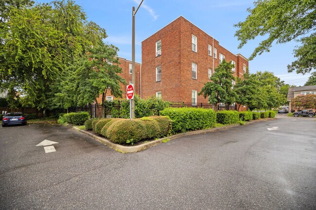 Building Photo - 821 Brandon Ave