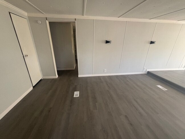 Building Photo - FOR RENT