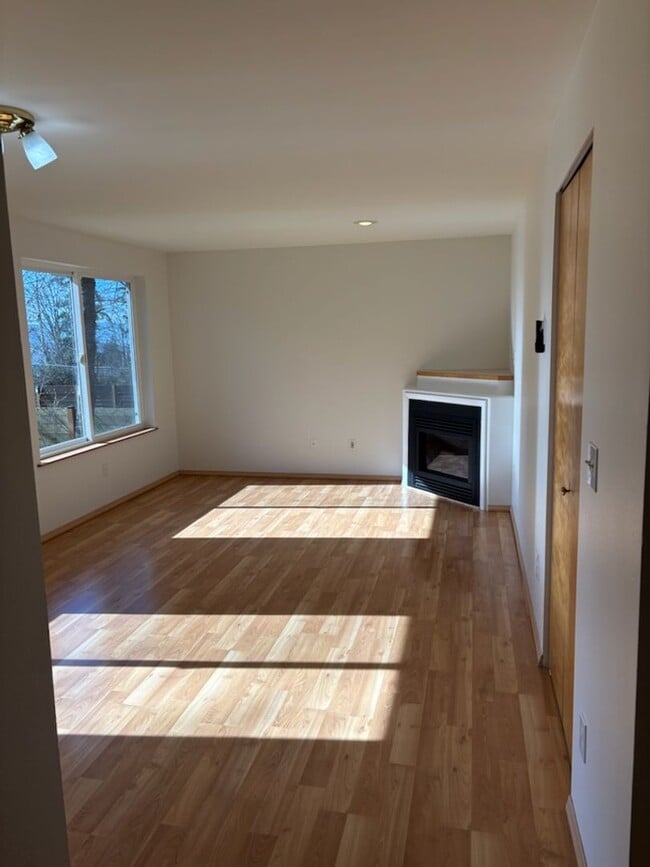 Building Photo - $500 off 1st month's rent! Short Term Lease Only, Charming 3 Bed, 1.5 Bath with Big Yard