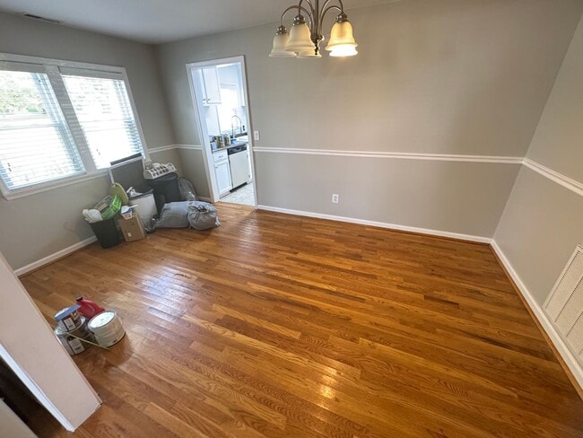 Building Photo - FOR LEASE- 2 BED 1 BATH ON HICKORY RIDGE RD!