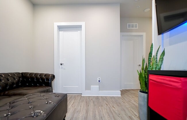 Building Photo - Two-Level 1BR w/ Den Next to Walter Reed a...