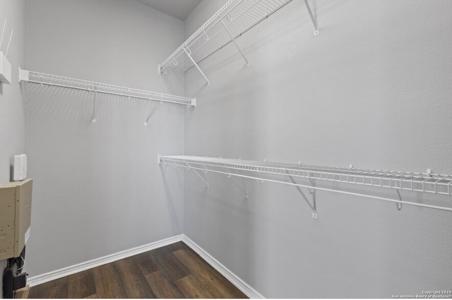 Large master walk-in closet - 8711 Eagle Peak