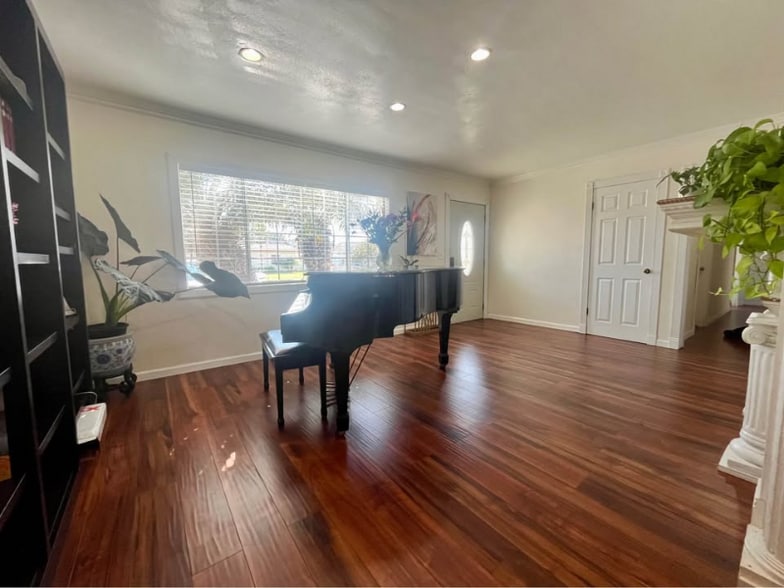 Building Photo - 6371 Klamath Dr