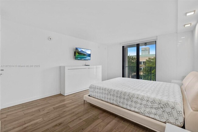Building Photo - 2625 Collins Ave