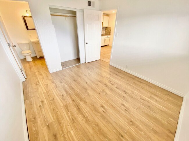 Building Photo - ADORABLE 1 BEDROOM 1 BATHROOM CONDO!