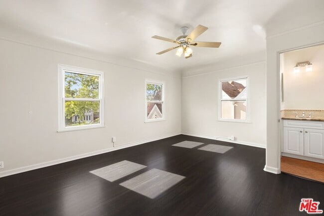 Building Photo - 120 S Poinsettia Pl