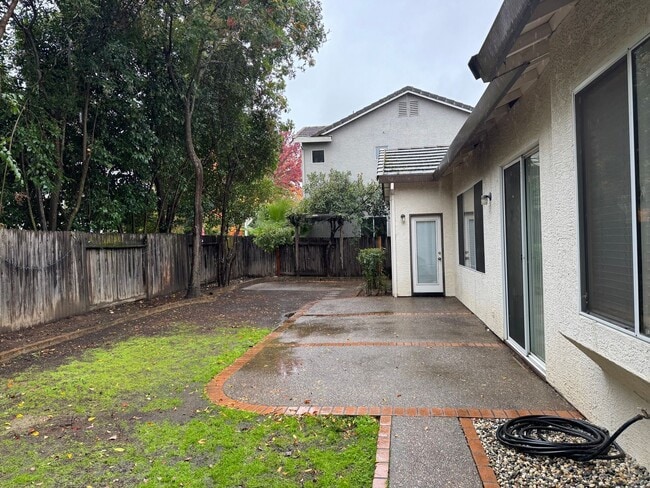 Building Photo - Roseville home with new artificial grass