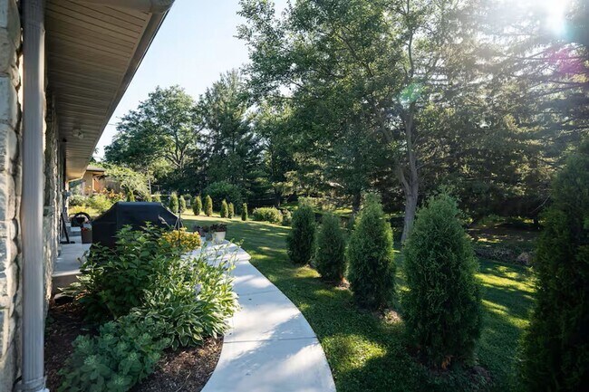 Building Photo - Updated 3 bedroom Delafield ranch