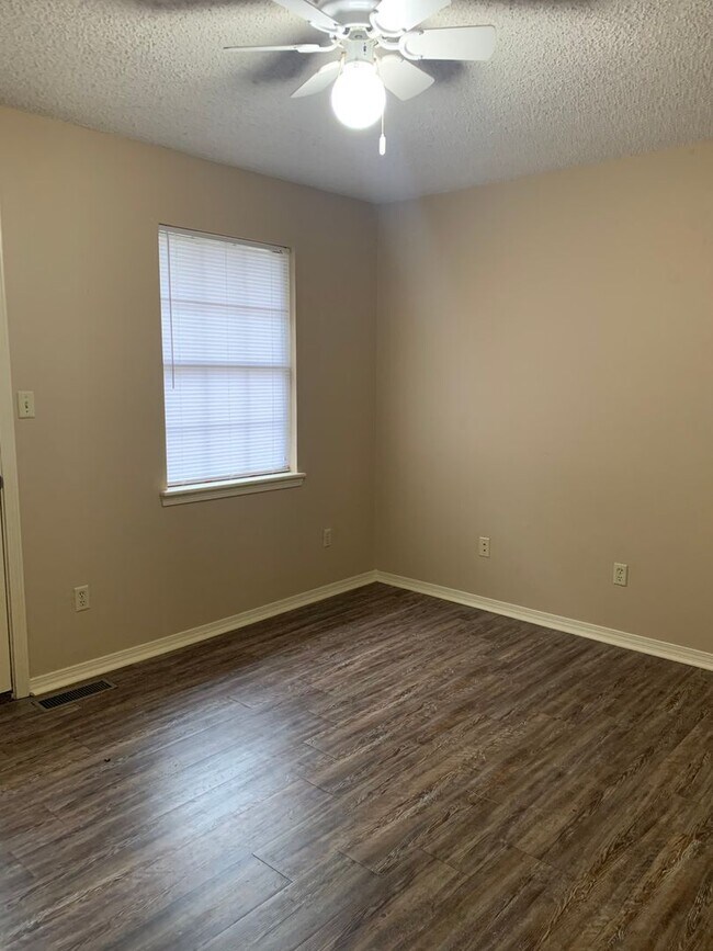 Building Photo - 507 Valley Dr