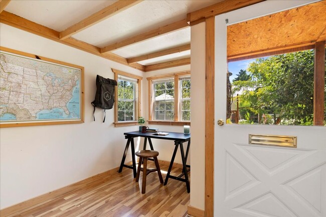 Building Photo - 2 Bedroom Cottage in the North End with to...