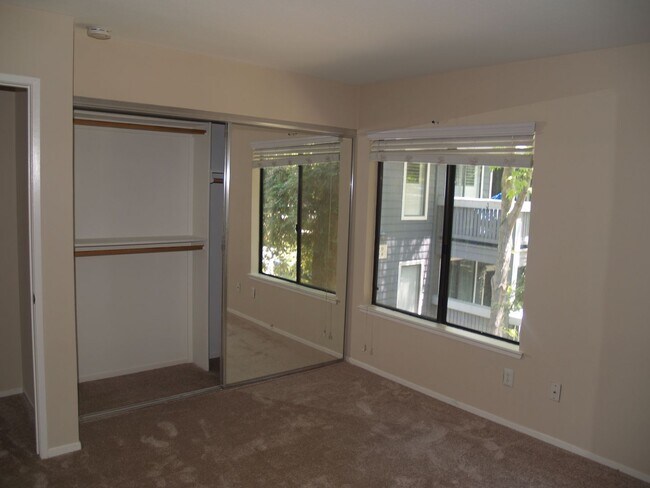 Building Photo - Beautiful, bright 3 bedroom 2 bathroom Dub...