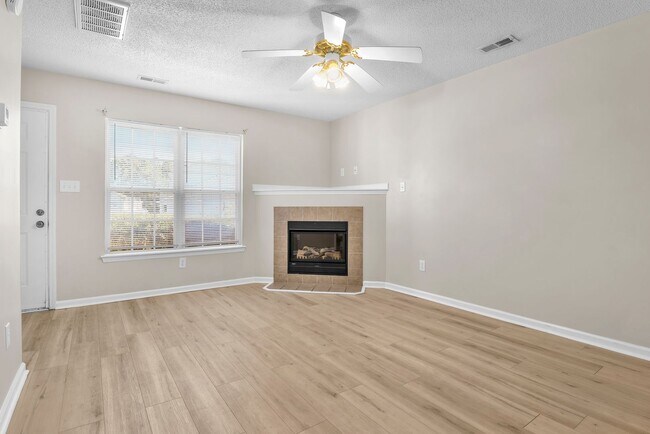 Building Photo - 2 Bed 2.5 Bath Townhome