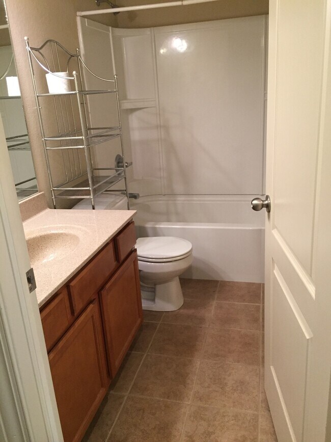 Building Photo - Amazing Renovated 1 Bedroom Condo in University Heights