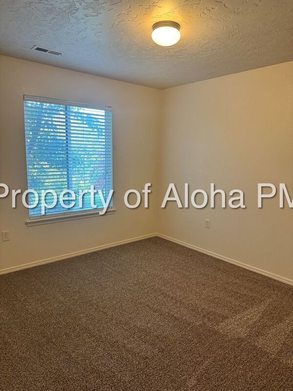 Building Photo - 1065 W Pine Ave