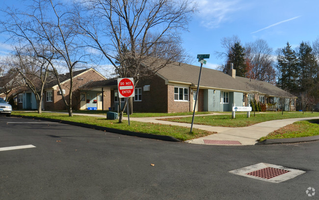 Building Photo - Maple Village