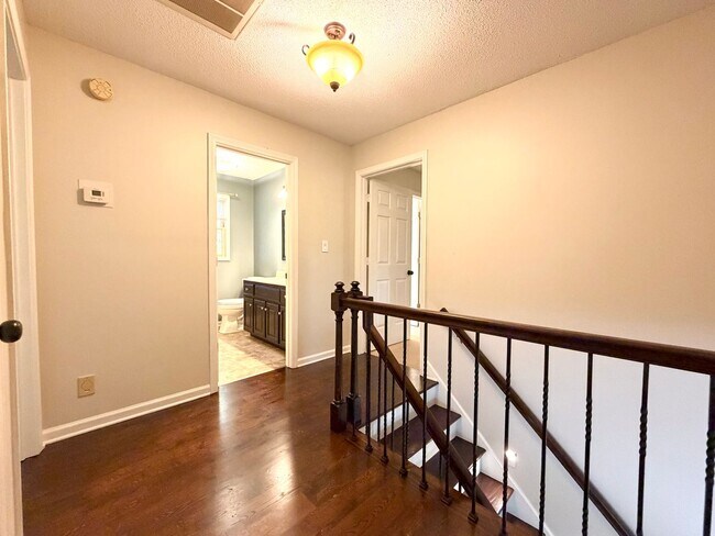 Building Photo - 1402 E Rhett Butler Rd