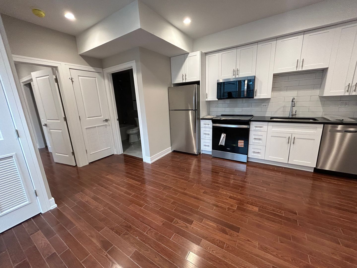 Building Photo - 1709 W Lunt Ave