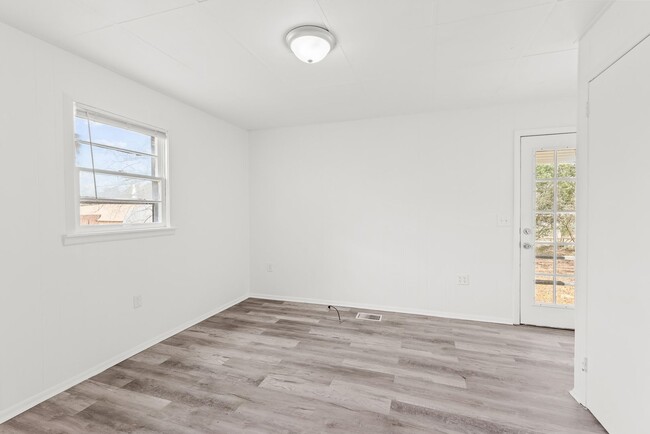 Building Photo - Cozy and Newly Renovated 3 Bedroom 1.5 Bat...