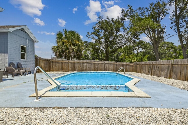 Building Photo - 300 Mercedes Ave