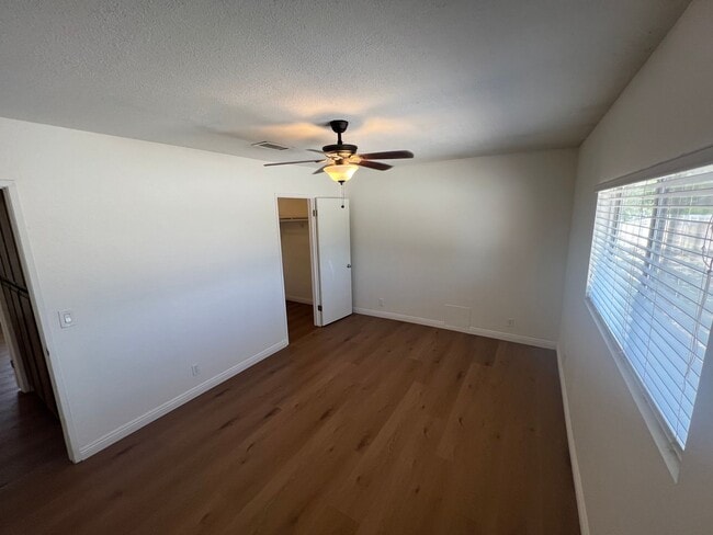 Building Photo - 3-Bedroom Hesperia Home on a Large Lot!