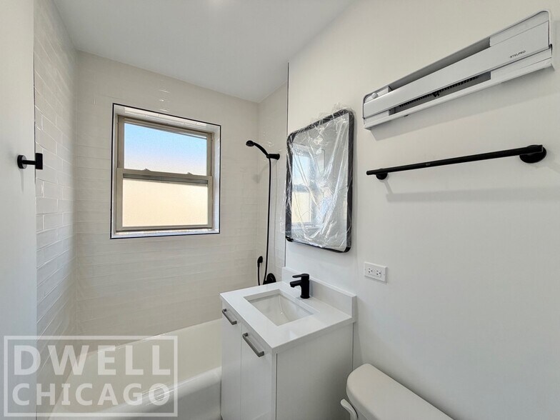 Building Photo - 5634 N Clark St