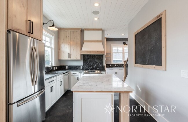 Building Photo - Remodeled Sellwood Bungalow