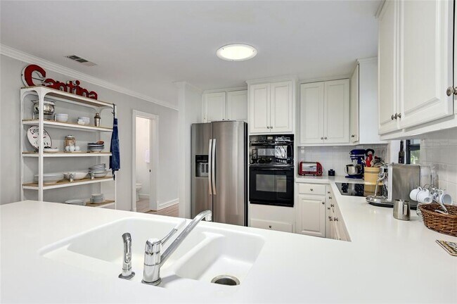 Building Photo - 4006 Lewis Ln