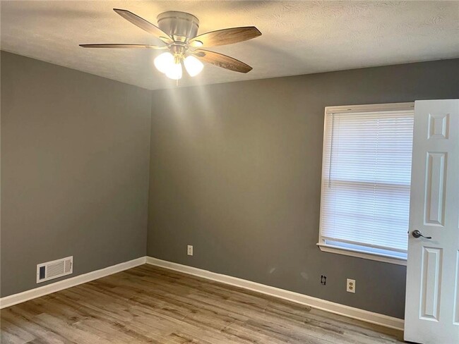 Building Photo - 12266 Brown Bridge Rd