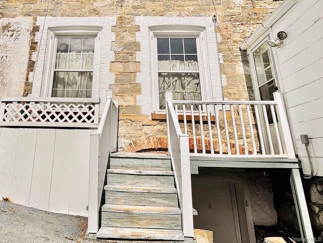 Building Photo - 1612 Main St