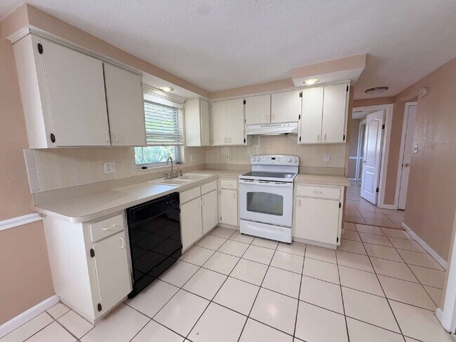 Building Photo - "Charming 2-Bed, 1 -bath in Holiday, FL - Cozy 864 Sq Ft Gem!"