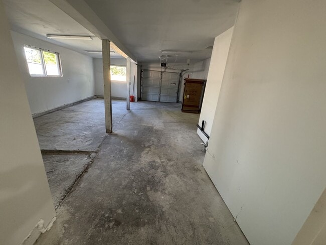 Building Photo - 7816 Trails End Dr SE