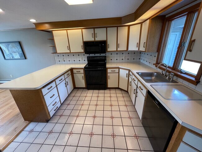 Building Photo - 27 St James Pl