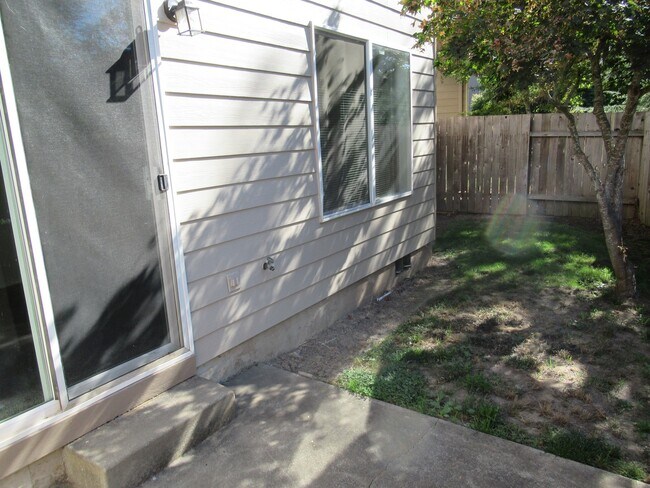 Building Photo - Large Three Bedroom Duplex in Keizer!
