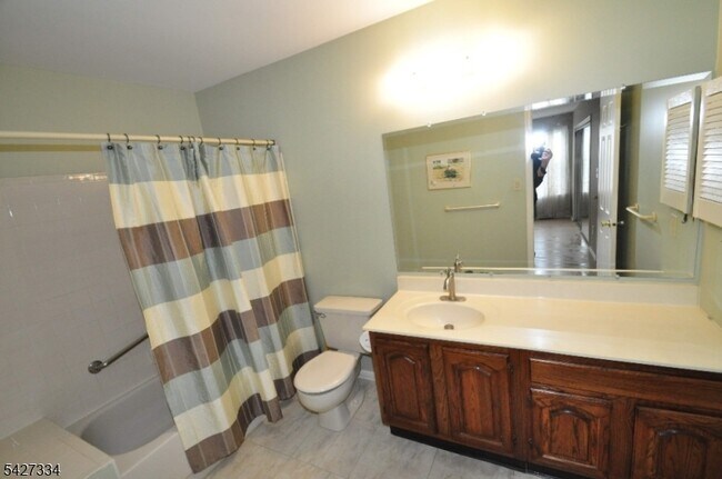 Building Photo - 352 Greenbriar Dr