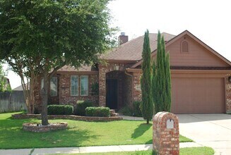 Building Photo - Wonderful 4-2-2 in N Ft. Worth, desirable ...