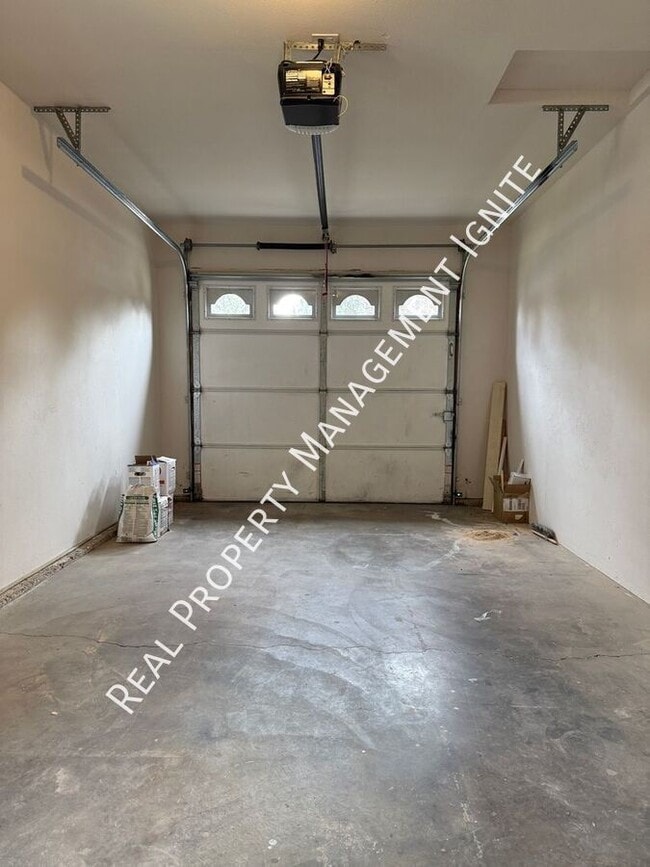 Building Photo - 1972 NE Sams Loop