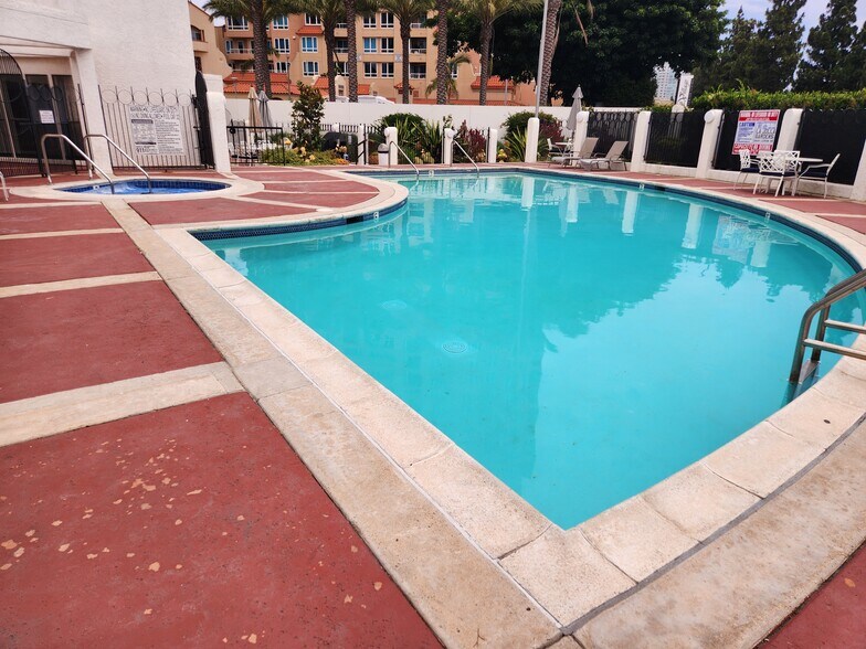 Building Photo - 3525 Lebon Dr