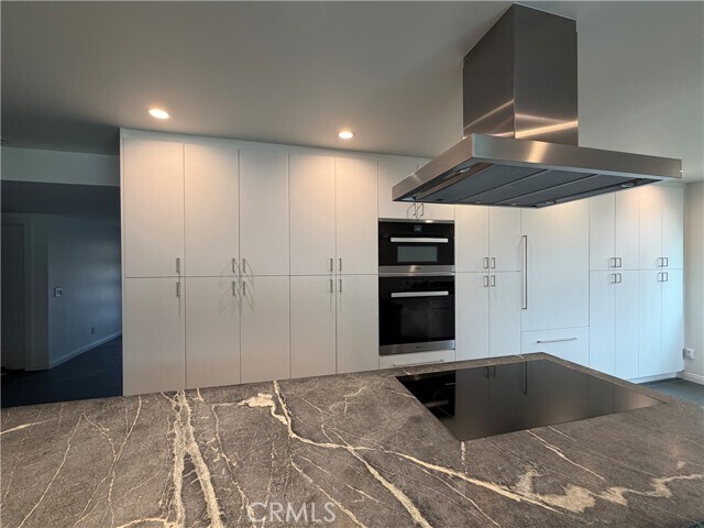 Building Photo - 15999 Via De Las Palmas