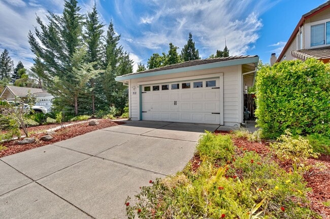 Building Photo - Charming 3-Bed Home in Prime Folsom Locati...