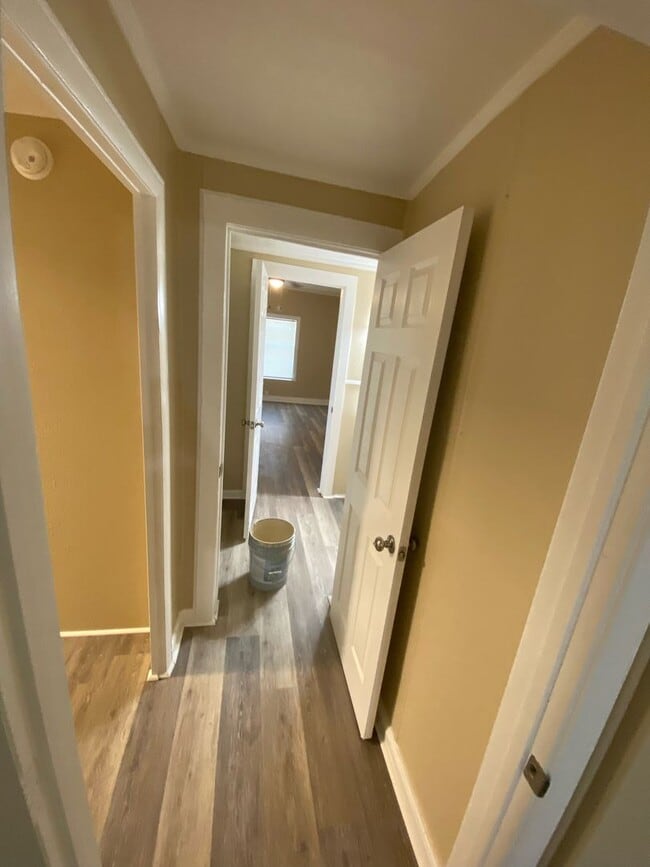 Building Photo - 4 Bed 1 Bath House