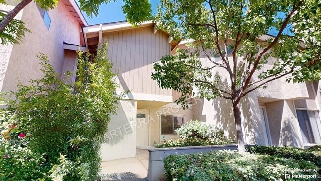 Building Photo - 2-bedroom Townhome in Irvine!