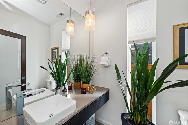 Building Photo - Stunning Modern Home in Black Diamond