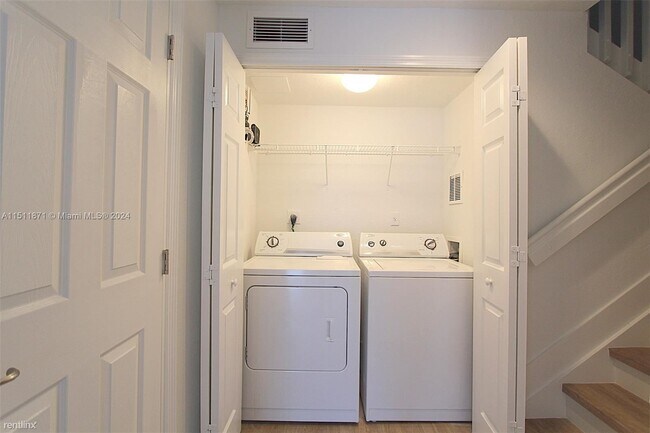 Building Photo - 3 br, 2.5 bath House - 11202 NW 83rd St Ap...